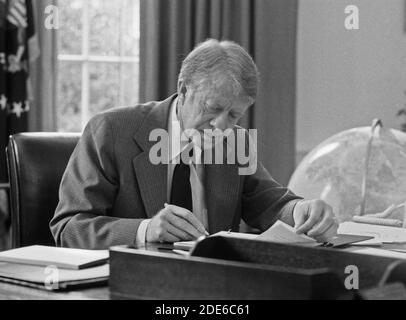 Jimmy Carter arbeitet an seinem Schreibtisch ca. 24. Januar 1979 Stockfoto