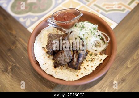 Scheiben Kebab mit Zwiebeln im georgischen Restaurant Stockfoto