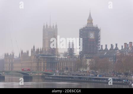 Nebliger Morgen in London. Palace of Westminster, Parlament, an einem düsteren, langweiligen Tag. Elizabeth Tower, Big Ben, umhüllt von Gerüsten zur Renovierung Stockfoto