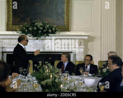 Der israelische Premierminister Menahem beginnt Jimmy Carter während eines Arbeitsessen zwischen US-amerikanischen und israelischen Beamten zu toasten. Ca. 19. Juli 1977 Stockfoto