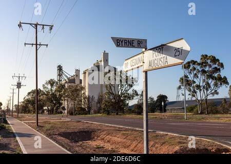 Silos an der Straße, verwendet, um Weizenkorn für landwirtschaftliche Zwecke zu speichern. Lagerhaus für die Lebensmittelindustrie an der Straße von Port Augusta nach Ceduna, S Stockfoto