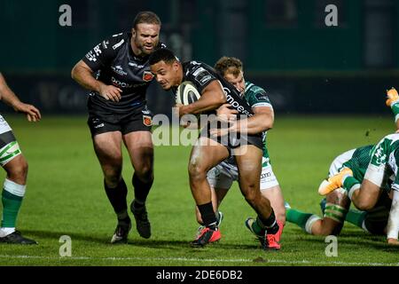 Treviso, Italien. November 2020. Treviso, Italien, Monigo-Stadion, 29. November 2020, Ashton Hewitt (Drachen) von Tomas Baravalle (Benetton Treviso) während Benetton Treviso gegen Dragons Rugby - Rugby Guinness Pro 14 Spiel - Credit: LM/Ettore Griffoni Credit: Ettore Griffoni/LPS/ZUMA Wire/Alamy Live News Stockfoto