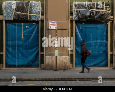 Florenz, Italien - 2020. November 19: Geschäfte geschlossen und verlassene Straßen während Covid-19 Pandemiesperre. Stockfoto