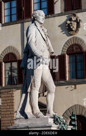 Florenz, Italien - 2020. November 21: Das Denkmal von Carlo Goldoni (1873 von Ulisse Cambi modelliert) ist eine Außenstatue aus weißem Marmor. Es befindet sich Stockfoto