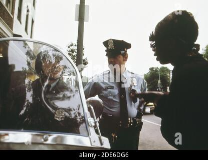 Polizist ruft Paddy Wagon für Störer des Friedens (Washington D.C.) Ca. 1973 Stockfoto