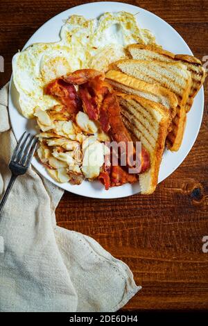 Speck, Eier, Kartoffeln und Toast Stockfoto