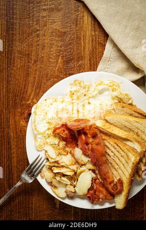 Speck, Eier, Kartoffeln und Toast Stockfoto