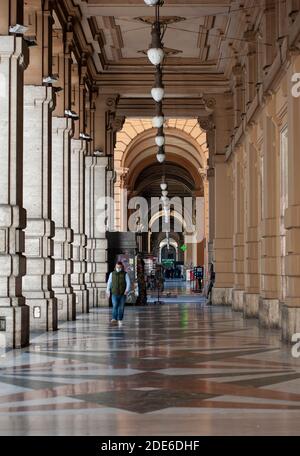 Florenz, Italien - 2020. November 19: Die Arkaden der Piazza della Repubblica, während der Pandemiesperre Covid-19. Stadtlandschaft mit halbwüsteniger Landschaft. Stockfoto