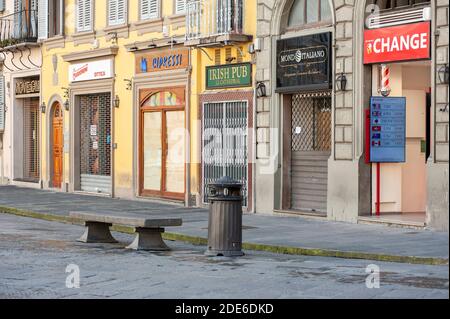Florenz, Italien - 2020. November 19: Geschäfte geschlossen und verlassene Straßen auf dem San Giovanni Platz, während Covid-19 Pandemiesperre. Stockfoto