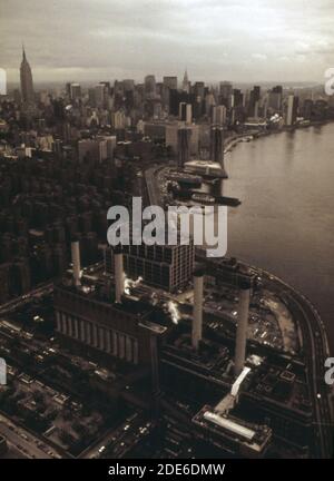 Blick Richtung Norden auf das Empire State Building von der 14th Street in Lower Manhattan. East River auf der rechten Seite Ca. 1973 Stockfoto