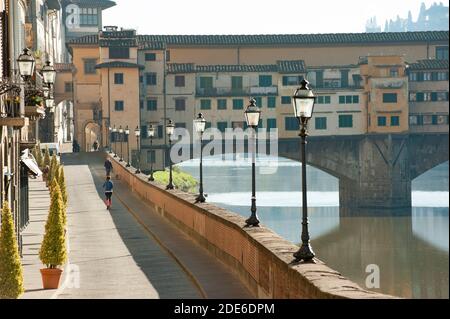 Florenz, Italien - 2020. November 19: Sehr wenige Menschen auf Lungarno, während Covid-19 Pandemiesperre. Stockfoto