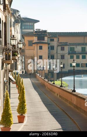 Florenz, Italien - 2020. November 19: Sehr wenige Menschen auf Lungarno, während Covid-19 Pandemiesperre. Stockfoto