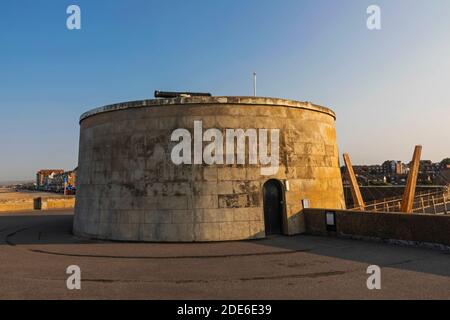 England, East Sussex, Seaford, Beach und Martello Tower Museum Stockfoto