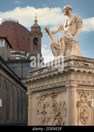 Florenz, Italien - 2020. November 21: Das Denkmal von Giovanni Delle Bande Nere, von Baccio Bandinelli (1540). Es befindet sich vor dem San Lorenzo Stockfoto