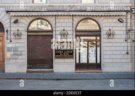 Florenz, Italien - 2020. November 19: Restaurant geschlossen und verlassene Straßen während Covid-19 Pandemiesperre. Stockfoto