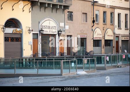 Florenz, Italien - 2020. November 19: Restaurant geschlossen und verlassene Straßen während Covid-19 Pandemiesperre. Stockfoto