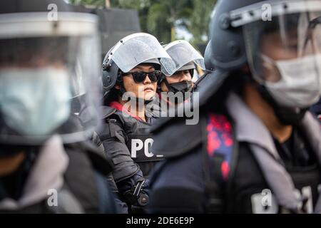 Bangkok, Thailand. November 2020. Die Bereitschaftspolizei steht während einer regierungsfeindlichen Demonstration in der thailändischen Hauptstadt Wache. Tausende von prodemokratischen Demonstranten versammelten sich vor dem 11. Infanterie-Regiment und forderten den Rücktritt des thailändischen Premierministers und die Reform der Monarchie. Kredit: SOPA Images Limited/Alamy Live Nachrichten Stockfoto