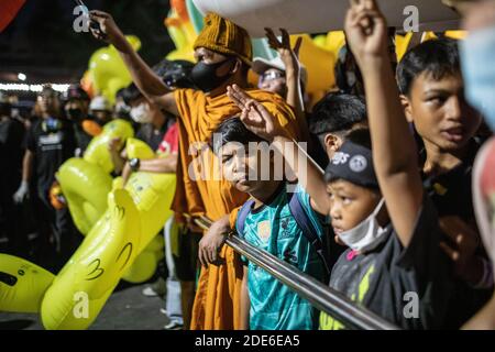 Bangkok, Thailand. November 2020. Ein Kind grüßt mit drei Fingern während einer regierungsfeindlichen Demonstration in der thailändischen Hauptstadt. Tausende von prodemokratischen Demonstranten versammelten sich vor dem 11. Infanterie-Regiment und forderten den Rücktritt des thailändischen Premierministers und die Reform der Monarchie. Kredit: SOPA Images Limited/Alamy Live Nachrichten Stockfoto