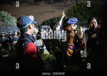 Bangkok, Thailand. November 2020. Während einer regierungsfeindlichen Demonstration in der thailändischen Hauptstadt vertuschte eine prodemokratische Protesterin ihr Gesicht. Tausende von prodemokratischen Demonstranten versammelten sich vor dem 11. Infanterie-Regiment und forderten den Rücktritt des thailändischen Premierministers und die Reform der Monarchie. Kredit: SOPA Images Limited/Alamy Live Nachrichten Stockfoto