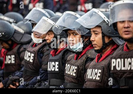 Bangkok, Thailand. November 2020. Ein Bereitschaftspolizist schaut während einer Anti-Regierung-Demonstration in der thailändischen Hauptstadt auf die Kamera. Tausende von prodemokratischen Demonstranten versammelten sich vor dem 11. Infanterie-Regiment und forderten den Rücktritt des thailändischen Premierministers und die Reform der Monarchie. Kredit: SOPA Images Limited/Alamy Live Nachrichten Stockfoto