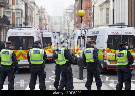 London, Großbritannien. - 28. November 2020: Eine starke Polizeipräsenz versuchte, Demonstranten in Mayfair während eines Anti-Lockdown-Protests in der Hauptstadt zu blockieren. Stockfoto