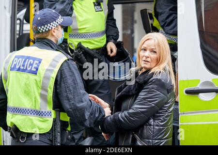 London, Großbritannien. - 28. November 2020: Eine Frau, die bei einem Anti-Lockdown-Protest in der Hauptstadt festgenommen wurde. Stockfoto