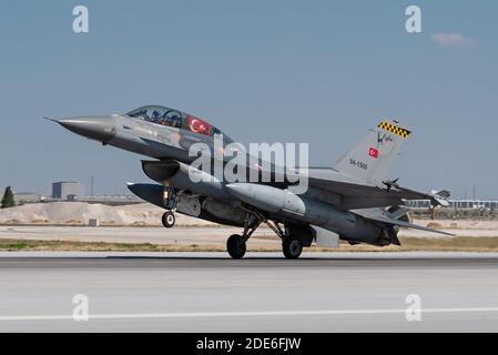 KONYA, TÜRKEI - Juni 08 2016: Mehrere F-16 der türkischen Luftwaffe versammeln sich für eine militärische Übung bekannt als Anatolischer Adler. Piloten führen mehrere Krieg sc Stockfoto