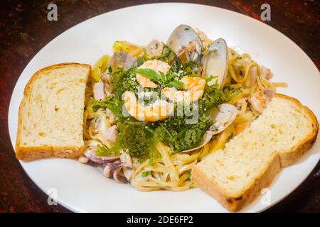 Lokale Nudeln mit Meeresfrüchten in einem Restaurant in Bohol, Philippinen Stockfoto