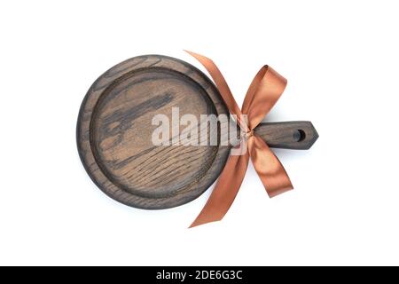 Ein Schneidbrett mit Geschenkschleife, in einer dunklen Farbe gemalt, ist auf einem weißen Hintergrund isoliert. Stockfoto