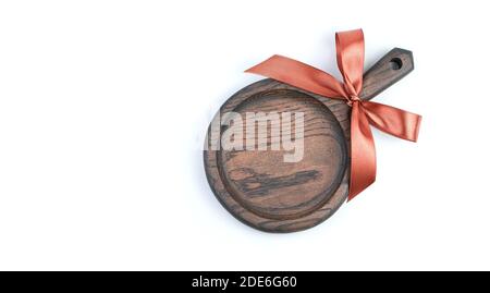 Kochhintergrund mit Schneidebrel mit Geschenkschleife auf weiß Hintergrund Stockfoto