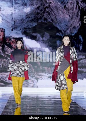 Qingdao, Chinas Provinz Shandong. November 2020. Models präsentieren Kreationen des chinesischen Designers Zhang Zhaoda in Qingdao, ostchinesische Provinz Shandong, 29. November 2020. Quelle: Chen Jianli/Xinhua/Alamy Live News Stockfoto