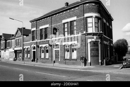 Das Swan Hotel an der Kreuzung von New Eccles Road und Foster Street in Weaste, Salford, Manchester 1989. The Swan schloss 1996 und wurde abgerissen, um Platz für die Straßenbahnhaltestelle Weaste auf der Eccles-Linie zu machen. Großbritannien England Großbritannien der 1980er Jahre Szene Arbeiterviertel Wohnimmobilien Stockfoto