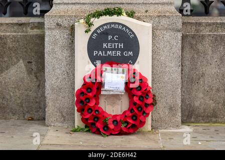 Denkmal für PC Keith Palmer mit einem Kranz vor dem Houses of Parliament, Westminster, London, Großbritannien, vom Personal im Bereich der Erinnerung Stockfoto