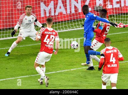 Mainz, Deutschland. November 2020. Fußball: Bundesliga, FSV Mainz 05 - 1899 Hoffenheim, 9. Spieltag Hoffenheims. Ihlas Bebou (M) trifft das 1:1 gegen Mainzer Torwart Robin Zentner (l.). Quelle: Torsten Silz/dpa - WICHTIGER HINWEIS: Gemäß den Bestimmungen der DFL Deutsche Fußball Liga und des DFB Deutscher Fußball-Bund ist es untersagt, im Stadion und/oder aus dem Spiel aufgenommene Aufnahmen in Form von Sequenzbildern und/oder videoähnlichen Fotoserien zu nutzen oder auszunutzen./dpa/Alamy Live News Stockfoto