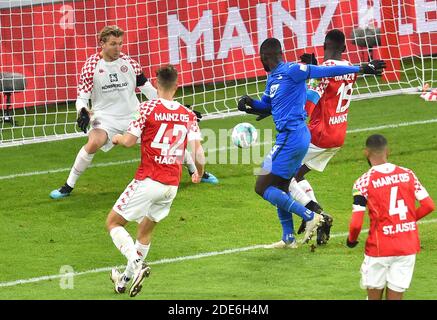 Mainz, Deutschland. November 2020. Fußball: Bundesliga, FSV Mainz 05 - 1899 Hoffenheim, 9. Spieltag Hoffenheims. Ihlas Bebou (M) trifft das 1:1 gegen Mainzer Torwart Robin Zentner (l.). Quelle: Torsten Silz/dpa - WICHTIGER HINWEIS: Gemäß den Bestimmungen der DFL Deutsche Fußball Liga und des DFB Deutscher Fußball-Bund ist es untersagt, im Stadion und/oder aus dem Spiel aufgenommene Aufnahmen in Form von Sequenzbildern und/oder videoähnlichen Fotoserien zu nutzen oder auszunutzen./dpa/Alamy Live News Stockfoto