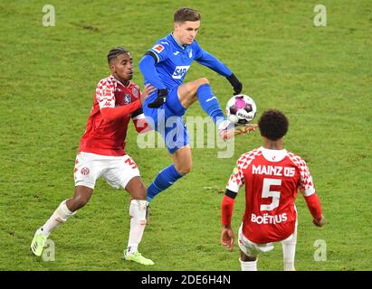 Mainz, Deutschland. November 2020. Fußball: Bundesliga, FSV Mainz 05 - 1899 Hoffenheim, 9. Spieltag. Mainzers L. Martins Barreiro (l) spielt Hoffenheims Christoph Baumgartner (M). Quelle: Torsten Silz/dpa - WICHTIGER HINWEIS: Gemäß den Bestimmungen der DFL Deutsche Fußball Liga und des DFB Deutscher Fußball-Bund ist es untersagt, im Stadion und/oder aus dem Spiel aufgenommene Aufnahmen in Form von Sequenzbildern und/oder videoähnlichen Fotoserien zu nutzen oder auszunutzen./dpa/Alamy Live News Stockfoto