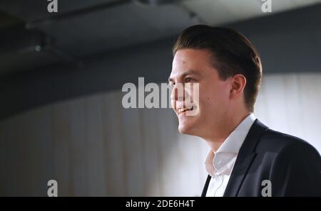 Stuttgart, Deutschland. November 2020. Marian Schreier, freie Kandidatin für die Bürgermeisterwahl in Stuttgart 2020, nimmt an einer Fotosession während der Wahl des neuen Stuttgarter Bürgermeisters Teil. In der ersten Wahlrunde am 8. November hatte keiner der Kandidaten mit einer Mehrheit von mehr als 50 Prozent gewonnen. Quelle: Marijan Murat/dpa/Alamy Live News Stockfoto