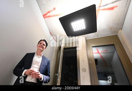 Stuttgart, Deutschland. November 2020. Marian Schreier, freie Kandidatin für die Stuttgarter Bürgermeisterwahl 2020, kommt bei der Wahl des neuen Stuttgarter Bürgermeisters zu einer Fotosession. In der ersten Wahlrunde am 8. November hatte keiner der Kandidaten mit einer Mehrheit von mehr als 50 Prozent gewonnen. Quelle: Marijan Murat/dpa/Alamy Live News Stockfoto