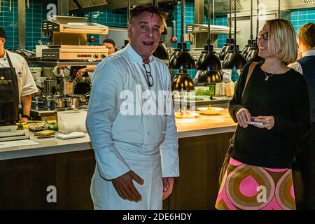 Küchenchef Jupp Osterloh vor der neuen offenen Küche im Grill-Restaurant im Gespräch mit Angela Berg. Dunloe Hotel in der Nähe von Killarney, Irland Stockfoto