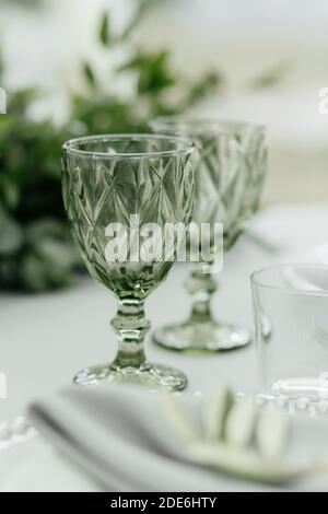 Nahaufnahme Kristallgläser am Tisch mit dem Platz für Ihren Text. Leere Weingläser. Alkoholparty Stockfoto