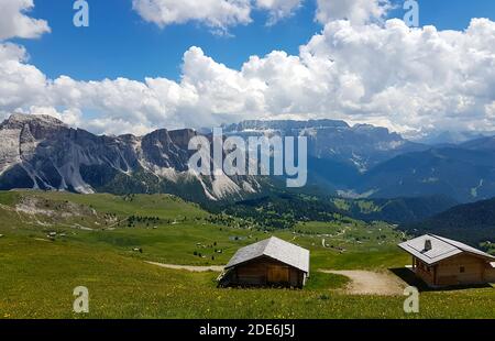 Tiroler Berge alpen mit zwei Hütten und Hügeln Wald. Schönes Wetter mit blauem Himmel Stockfoto