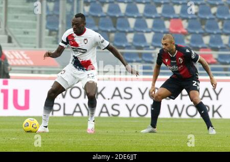 Bologna, Italien. November 2020. Crotone's Simy (L) und Bologna's Danilo Larangeira in Aktion während der italienischen Serie A Fußballspiel Bologna FC gegen Crotone im Renato Dall'Ara Stadion in Bologna, Italien, 29 November 2020. Foto Michele Nucci/LM Credit: Michele Nucci/LPS/ZUMA Wire/Alamy Live News Stockfoto