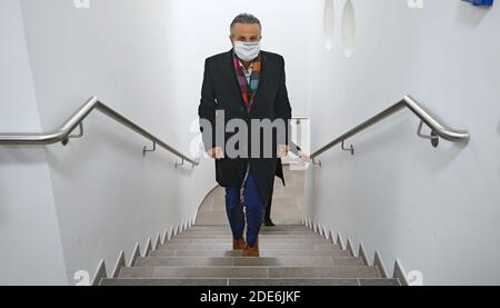 Stuttgart, Deutschland. November 2020. Frank Nopper, CDU-Kandidat für die Stuttgarter Bürgermeisterwahl 2020, kommt bei der Wahl des neuen Stuttgarter Bürgermeisters zu einer Fotosession. In der ersten Abstimmung am 8. November hatte keiner der Kandidaten mit einer Mehrheit von mehr als 50 Prozent gewonnen. Quelle: Marijan Murat/dpa/Alamy Live News Stockfoto