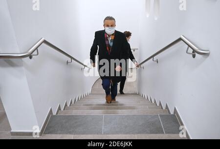 Stuttgart, Deutschland. November 2020. Frank Nopper, CDU-Kandidat für die Stuttgarter Bürgermeisterwahl 2020, kommt bei der Wahl des neuen Stuttgarter Bürgermeisters zu einer Fotosession. In der ersten Abstimmung am 8. November hatte keiner der Kandidaten mit einer Mehrheit von mehr als 50 Prozent gewonnen. Quelle: Marijan Murat/dpa/Alamy Live News Stockfoto