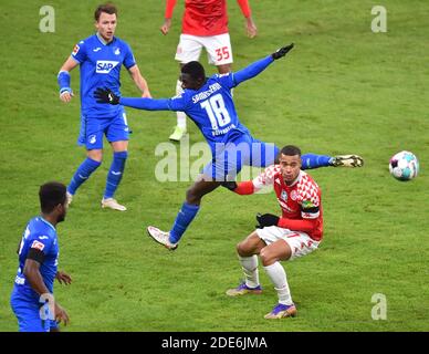 Mainz, Deutschland. November 2020. Fußball: Bundesliga, FSV Mainz 05 - 1899 Hoffenheim, 9. Spieltag. Robin Quaison (r) aus Mainz spielt Hoffenheims Diadie Samassekou (2. Von rechts) Credit: Torsten Silz/dpa - WICHTIGER HINWEIS: Gemäß den Bestimmungen der DFL Deutsche Fußball Liga und des DFB Deutscher Fußball-Bund ist es untersagt, im Stadion und/oder aus dem Spiel aufgenommene Aufnahmen in Form von Sequenzbildern und/oder videoähnlichen Fotoserien zu nutzen oder auszunutzen./dpa/Alamy Live News Stockfoto