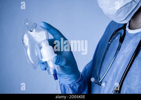 Arzt hält Sauerstoffmaske in der Hand. Konzeptfoto für Covid-19 und Coronavirus-Ausbruch. Stockfoto