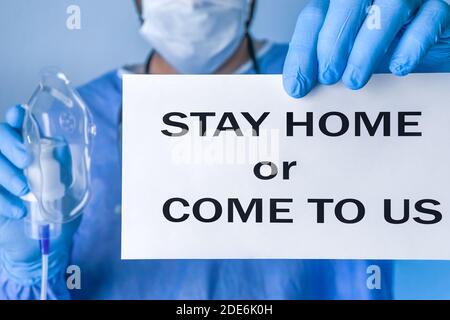 Bleib zu Hause Konzept. Arzt hält Sauerstoffmaske in der Hand. Coronavirus und COVID-19 Konzept. Stockfoto