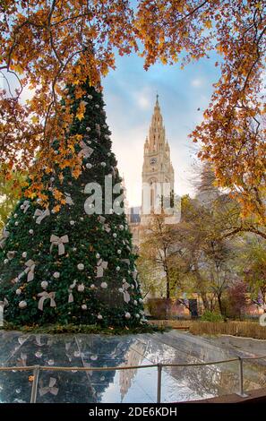 Wiener Weihnachtsmarkt Christkindlmarkt und Rathaus am Rathausplatz während Winterzeit Stockfoto