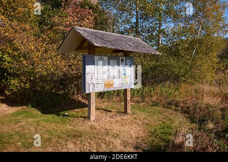 Der Willkommens-Info-Kiosk, Pinnwand im Scott's Landing Preserve Naturpark auf Deer Isle, Maine. Stockfoto