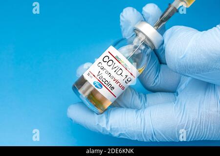 Izmir, Türkei - Januar 17 2021: Coronavirus-Impfstoff-Konzept und Hintergrund. Neuer Impfstoff pfizer und biontech isoliert auf blauem Hintergrund. Covid-19 Stockfoto